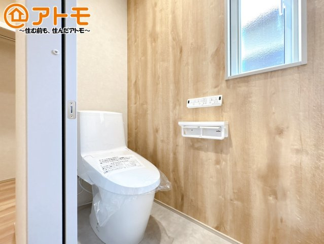 【トイレ】 | 沼津市東沢田　新築一戸建て　2号棟 | 窓があり換気もすぐにできる、清潔感のあるトイレです♪