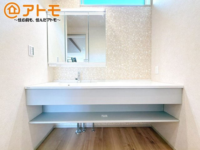 【独立洗面台】 | 沼津市東沢田　新築一戸建て　2号棟 | 収納豊富な３面鏡の洗面化粧台は使い勝手良好♪