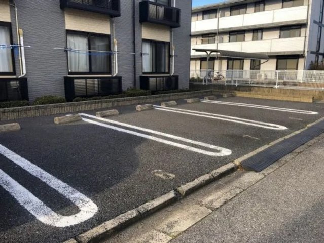 レオパレスサンハイツＣの駐車場