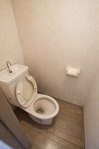 【ウィスタリア西岡】　北海道札幌市豊平区1棟投資売りマンション「」不動産投資物件」のトイレ