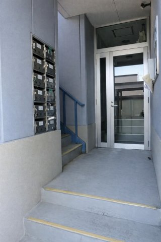 【ウィスタリア西岡】　北海道札幌市豊平区1棟投資売りマンション「」不動産投資物件」のエントランス
