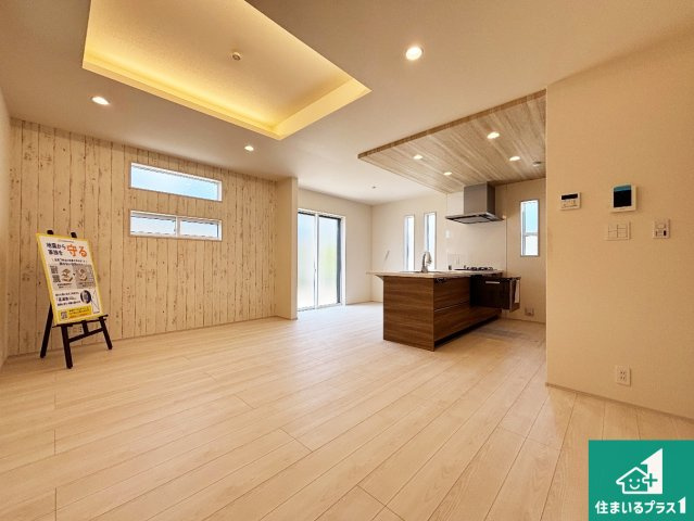 29日(土)30日(日)現地ご見学可能！　枚方市山之上　全3邸の居間・リビング|シンプルなリビングは、観葉植物等のインテリアを楽しめますね！パパ好みにも、ママ好みにも家具次第で雰囲気を変えることができます！
