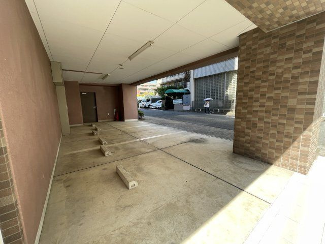 ラフィネジュ赤羽の駐車場