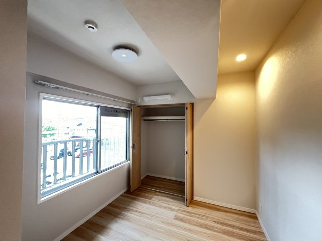 グリーンコーポ橿原の洋室|個人の部屋や寝室として使える洋室です　収納付き