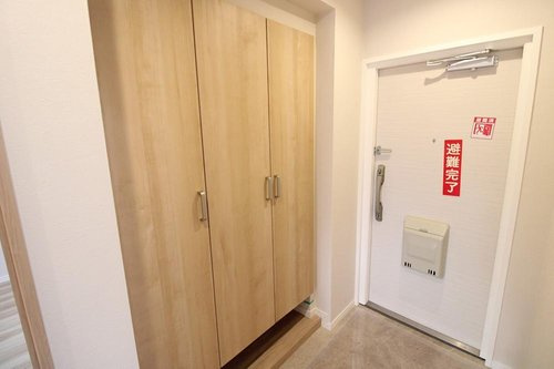 西武拝島ハイツ２号棟の玄関|収納もある玄関です