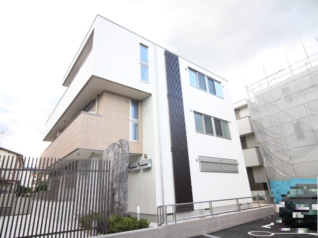 MY lanaiの外観|西山天王山駅利用。2019年築の鉄骨造で防犯カメラ完備の外観