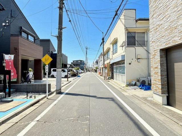 練馬区下石神井4丁目　新築戸建　残3棟の前面道路含む現地写真|2026.04.13撮影

現地ご見学希望・資料請求などお気軽にお問い合わせ下さい！
03-5990-5201