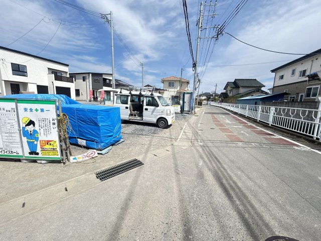 新築　高崎市八幡町 全5区画　5号棟の前面道路含む現地写真|現地写真　西側接道幅員約11.2ｍ　南側接道幅員約5.2ｍ