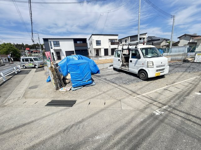 新築　高崎市八幡町 全5区画　5号棟の駐車場|現地写真　駐車スペースは建物南側に並列2台分可能です！