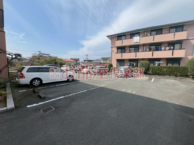 ドミールパーク江崎　１の駐車場|駐車場があるので、車を買う予定の方も安心です