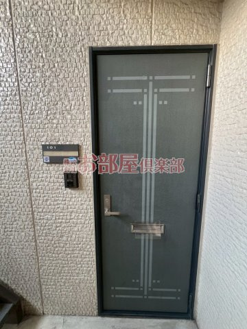 ドミールパーク江崎　１の玄関|収納もある玄関です