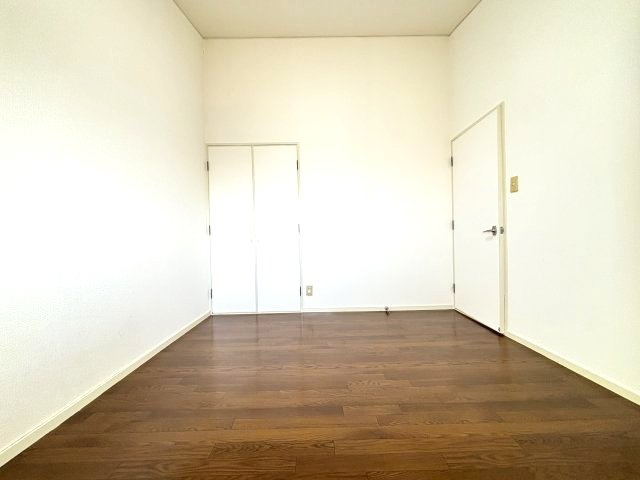グランパティオ軽里の洋室