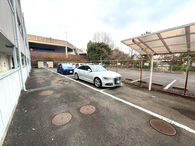 グランパティオ軽里の駐車場