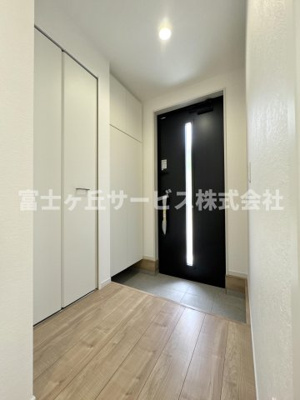 【玄関】 | 静岡市葵区東1丁目 新築一戸建て 1号棟 | 収納もある玄関です