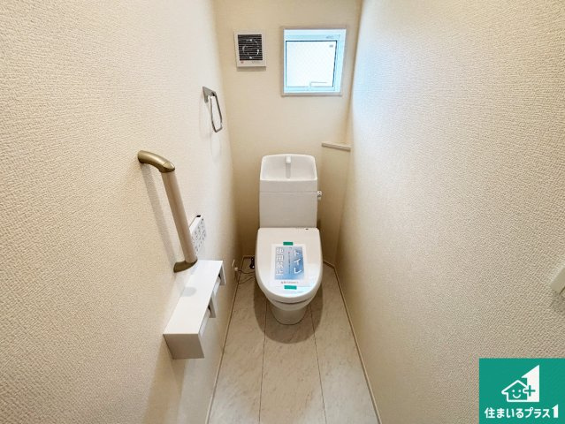 ■枚方市山之上　新築一戸建てのトイレ|1・2階の2ヶ所にあるので、朝の忙しい時間の順番待ちもなく、深夜の利用にも大変便利です。