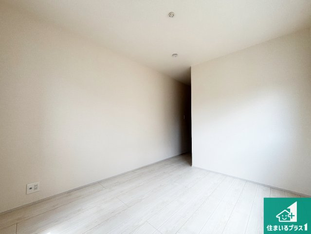 ■枚方市山之上　新築一戸建ての洋室|シンプルな洋室は、自分好みのインテリアが楽しめます♪ご家族とインテリアや家具を選びに行くのは入居時の醍醐味の一つです。ぜひお楽しみください♪