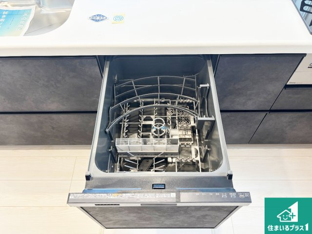 ■枚方市山之上　新築一戸建ての設備|食事後の一仕事、食器洗いをボタン一つでお任せできちゃいます！場所を取らないビルトイン式なので、お料理スペースもしっかり確保！