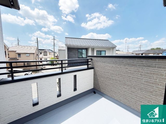 ■枚方市山之上　新築一戸建てのバルコニー|日当たりのよいバルコニー！お部屋が開放的に！