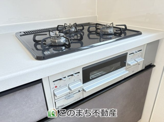【キッチン】 | Livele Garden.S　第20栃木大平町西水代　1号棟 | 三ツ口コンロ採用で、同時調理もスムーズ◎！お料理を並べられるカウンター付きで、配膳・片付けをサポート！
