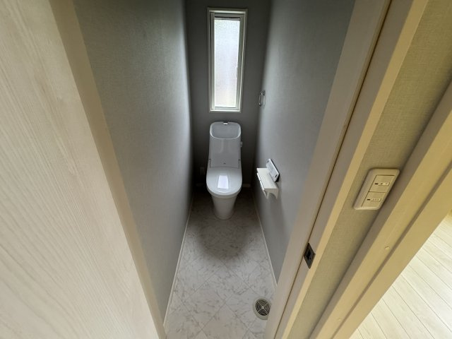 坂元町２世帯住宅のトイレ|落ち着いた色調のトイレです