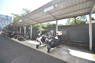 【駐車場】 | バイク置き場。空き区画の有無や駐輪料金、サイズおよび排気量規定などについては、改めてお問い合わせください。～即日のご見学可能～　お問合せはお気軽にどうぞ。