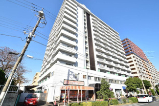 【外観】 | 青空によく映える建物です。手入れの行き届いた外壁やマンション正面エントランスなど、綺麗な姿をぜひ一度、現地にてご覧ください。～即日のご見学可能～　お問合せはお気軽にどうぞ。