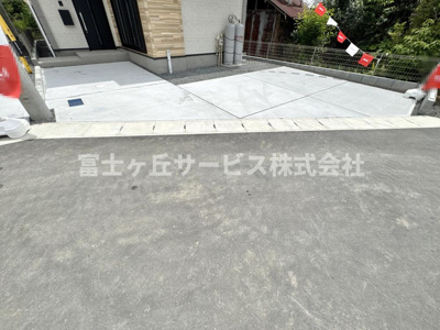 【駐車場】 | 静岡市葵区東1丁目 新築一戸建て 3号棟 | 車種により2台駐車可能です