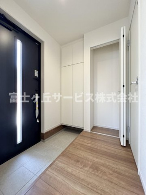 【玄関】 | 静岡市葵区東1丁目 新築一戸建て 3号棟 | 収納もある玄関です