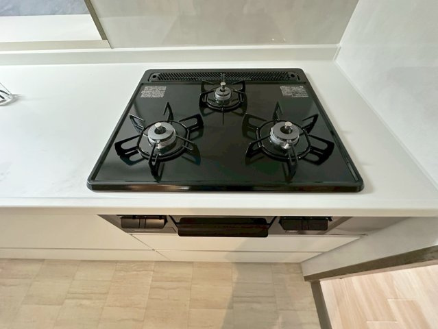 サンシティ桂坂ロイヤル参番館のキッチン|３口コンロで同時調理が可能になり、家事効率の向上が期待できます！（R8.4撮影）
