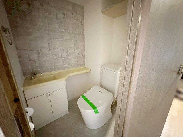 サンシティ桂坂ロイヤル参番館のトイレ|多機能なウォシュレット付で温かい便座でホッと一息つけちゃう至福の空間に。トイレ内には洗面も設けられております！（R8.4撮影）