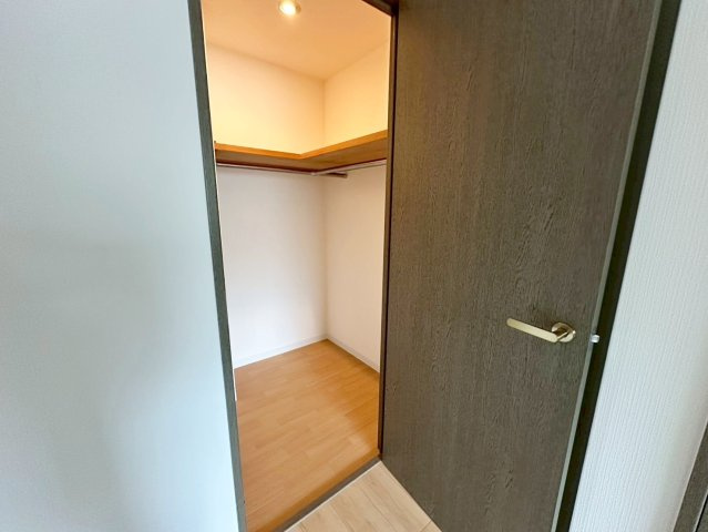 サンシティ桂坂ロイヤル参番館の収納|ウォークインクローゼットはお洋服以外にも掃除機やスーツケースなども一箇所に集約できるのが魅力です！（R8.4撮影）