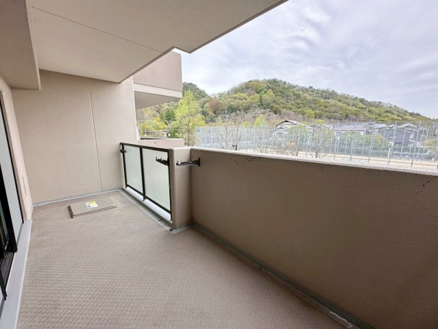 サンシティ桂坂ロイヤル参番館のバルコニー|ゆったりとしたバルコニーはお洋服などのお洗濯と同時にお布団なども干せますね！（R8.4撮影）