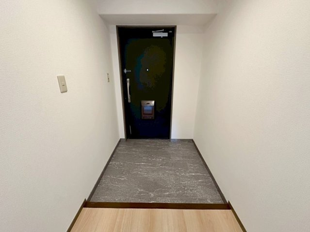 サンシティ桂坂ロイヤル参番館の玄関|シューズボックスが備え付けの玄関。ご家族の靴がスッキリ片付き気持ちよくご家族やお客様をお出迎え。（R8.4撮影）