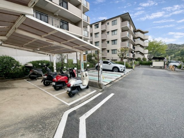 サンシティ桂坂ロイヤル参番館の駐輪場|バイク置き場完備！詳しくはスタッフまでご相談ください♪（R8.4撮影）
