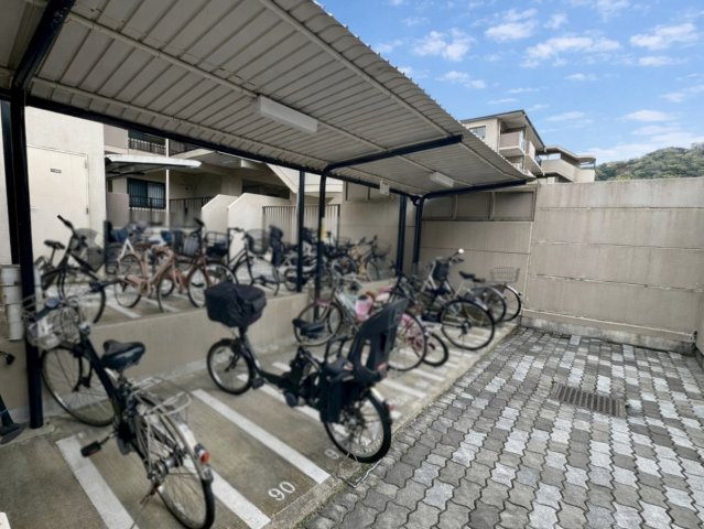 サンシティ桂坂ロイヤル参番館の駐輪場|駐輪場は屋根付きで雨でも安心！（R8.4撮影）