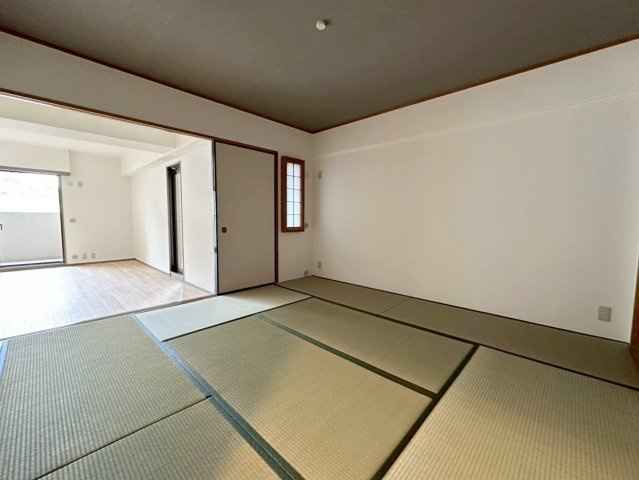 サンシティ桂坂ロイヤル参番館の和室|隣の和室扉を開ければリビングと合わせて約24.5帖のワイドな一室としてお使いいただけます。ご家族揃ってゆったりした時間を過ごせそうですね。（R8.4撮影）