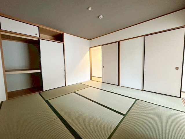 サンシティ桂坂ロイヤル参番館の和室|寒い冬はコタツを置いて家族で温まれる憩いの場に嬉しい和室。ゲストをもてなす客間としても最適です。（R8.4撮影）