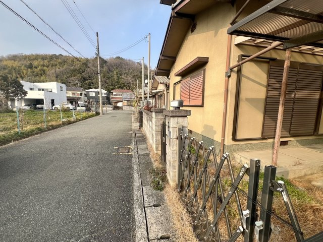 太子町東保　中古戸建の前面道路含む現地写真