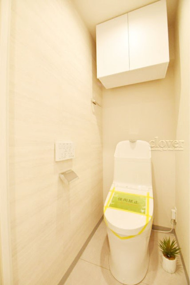 【トイレ】 | メゾン代々木 | 温水洗浄便座つき　上部に収納を備えたトイレです。自宅の中でも最もプライベートな空間だからこそ、ほしい「落ち着き」がここにあります。～即日のご見学可能～　お問合せはお気軽にどうぞ。