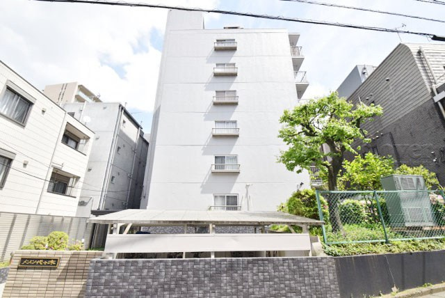 【外観】 | メゾン代々木 | 手入れの行き届いた外壁やエントランスなど、「見ればわかる」レベルで清潔感を保ったマンションです。築年数を感じさせない姿で皆様をお出迎えします。～即日のご見学可能～　お問合せはお気軽にどうぞ。
