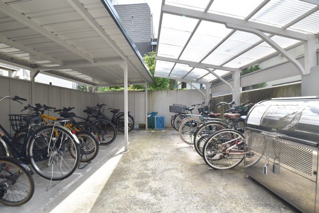 【駐輪場】 | メゾン代々木 | 自転車置き場。マンションの共用部にあたります。空きの有無や駐輪料金、各戸の台数制限などについては、改めてお問い合わせください。～即日のご見学可能～　お問合せはお気軽にどうぞ。
