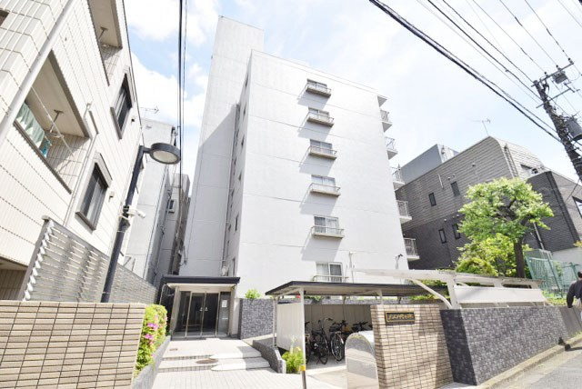 【外観】 | メゾン代々木 | 青空によく映える建物です。手入れの行き届いた外壁やマンション正面エントランスなど、綺麗な姿をぜひ一度、現地にてご覧ください。～即日のご見学可能～　お問合せはお気軽にどうぞ。
