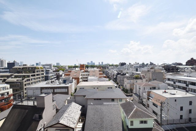 【展望】 | メゾン代々木 | 眼前に広がる空の雄大さと、このお部屋の自慢の一つである「眺望」をご覧ください。毎日、この景色を独り占めできる新生活に夢が広がります。～即日のご見学可能～　お問合せはお気軽にどうぞ。