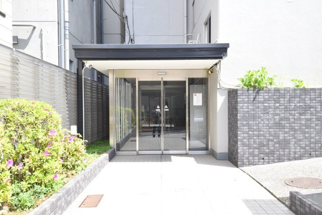 【エントランス】 | メゾン代々木 | オートロックを備えた、マンションのエントランス。やはりセキュリティの観点は欠かすことができません。皆様を“安全”に送り出し、出迎えてくれます。～即日のご見学可能～　お問合せはお気軽にどうぞ。