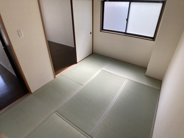 カルム湊川の内装|和室にも窓有、換気良好です。押し入れもサイズ大です