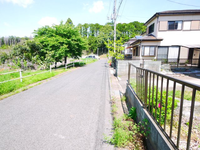 山武市埴谷　中古戸建の前面道路含む現地写真|内装一部リフォーム令和8年4月完了 平成6年9月築 4LDK 自然豊かな閑静な分譲地内 