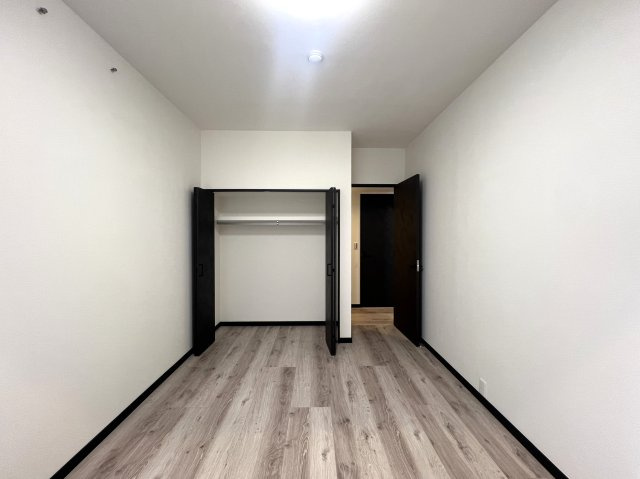 フルリノベ・人気の南東角部屋・隣にオーケーストアでオールオーケー！な、【リノベ／新本牧弐番館】の洋室|ゆったりした洋室です
