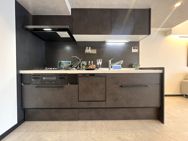 全部屋にちょっとしたバルコニーが付く、なかなか珍しさがある。バス便でも生活のしやすがあるこの地は隣にオーケーが鎮座でOK！！室内のキレイさも自慢できる、それが【新本牧弐番館】リノベーションのキッチン|キッチンです
