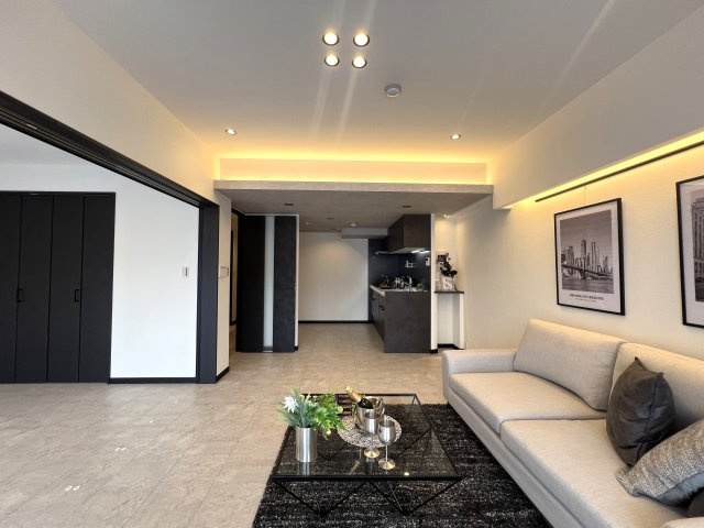 全部屋にちょっとしたバルコニーが付く、なかなか珍しさがある。バス便でも生活のしやすがあるこの地は隣にオーケーが鎮座でOK！！室内のキレイさも自慢できる、それが【新本牧弐番館】リノベーションの居間・リビング|ゆったりとしたリビングです