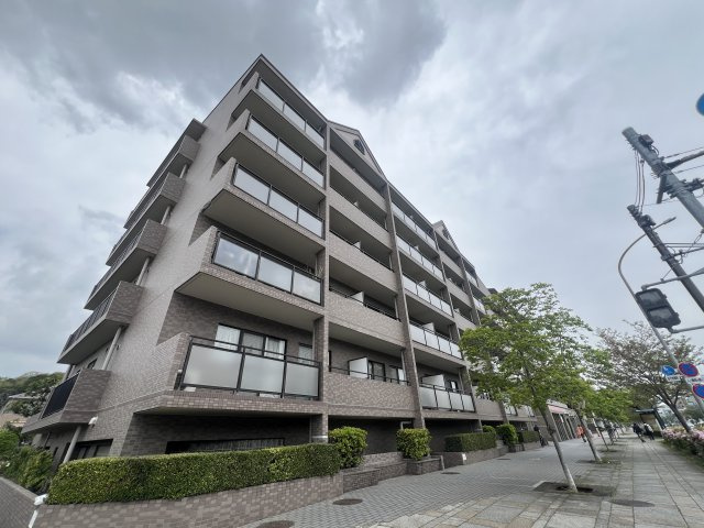 フルリノベ・人気の南東角部屋・隣にオーケーストアでオールオーケー！な、【リノベ／新本牧弐番館】